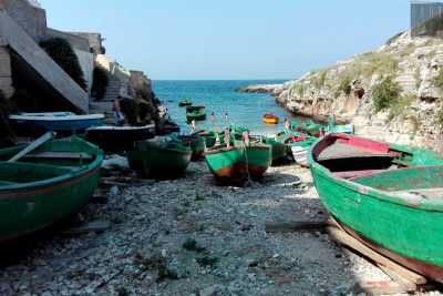  "Portalga":  tra gozzi e case di pescatori, un'insenatura di Polignano ancora immacolata